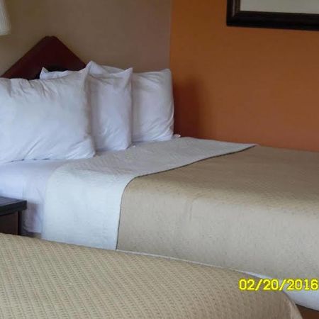 Rodeway Inn & Suites Greensboro Southeast Exterior photo