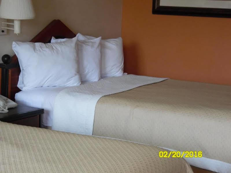 Rodeway Inn & Suites Greensboro Southeast Exterior photo