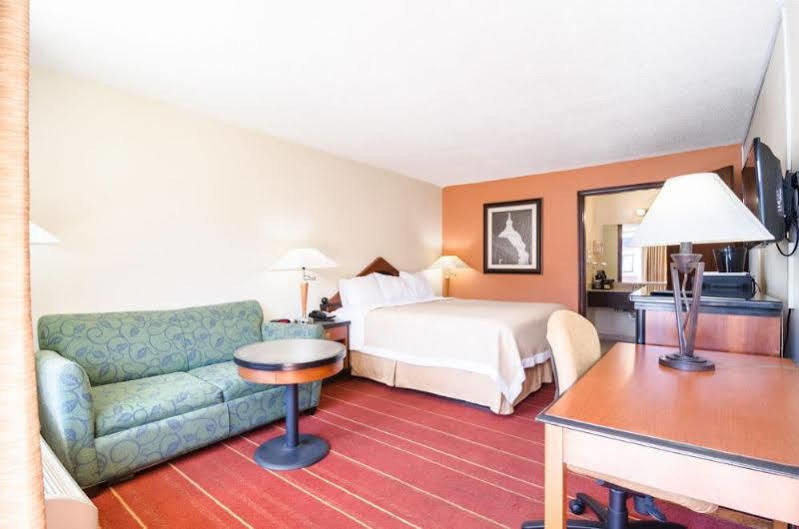 Rodeway Inn & Suites Greensboro Southeast Exterior photo