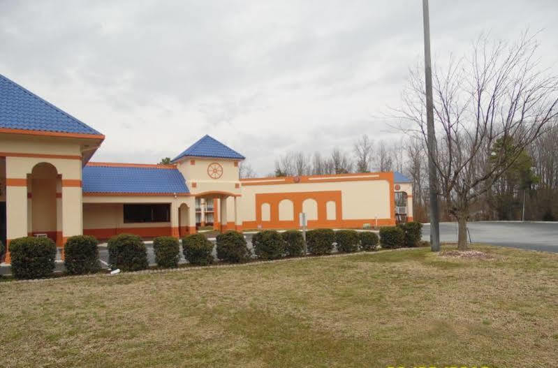 Rodeway Inn & Suites Greensboro Southeast Exterior photo