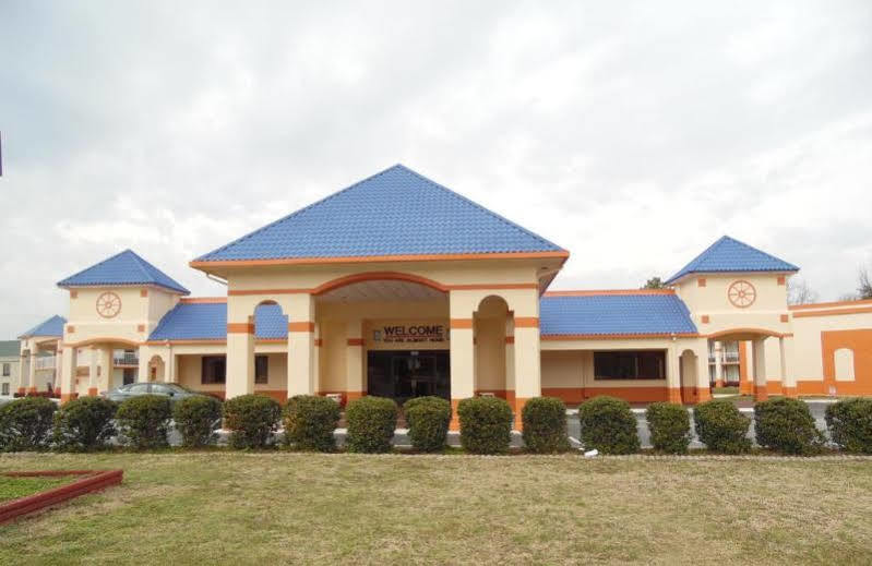 Rodeway Inn & Suites Greensboro Southeast Exterior photo