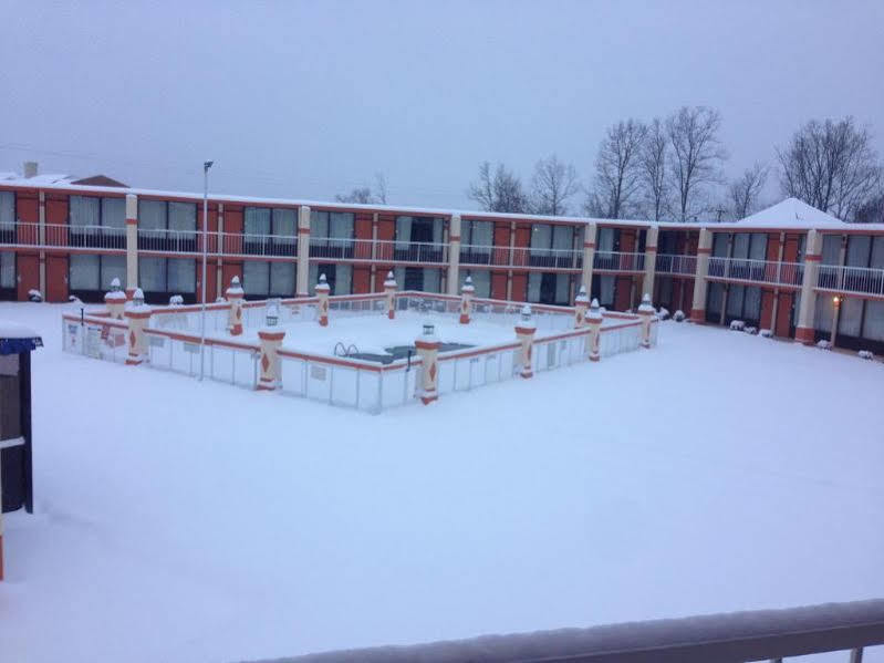 Rodeway Inn & Suites Greensboro Southeast Exterior photo