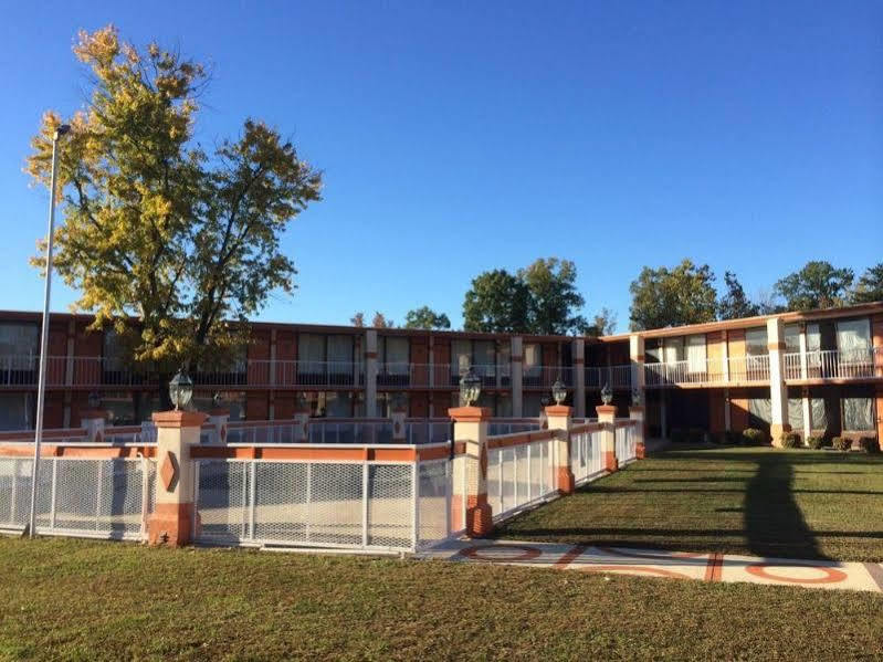 Rodeway Inn & Suites Greensboro Southeast Exterior photo
