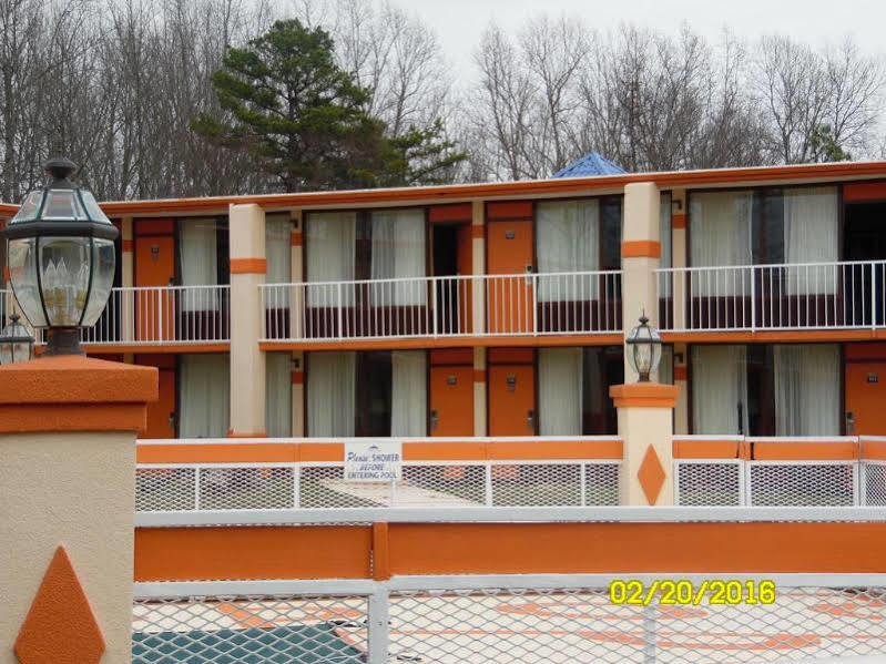 Rodeway Inn & Suites Greensboro Southeast Exterior photo